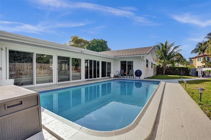 Image 3 of 21 For 4100 Bayview Dr