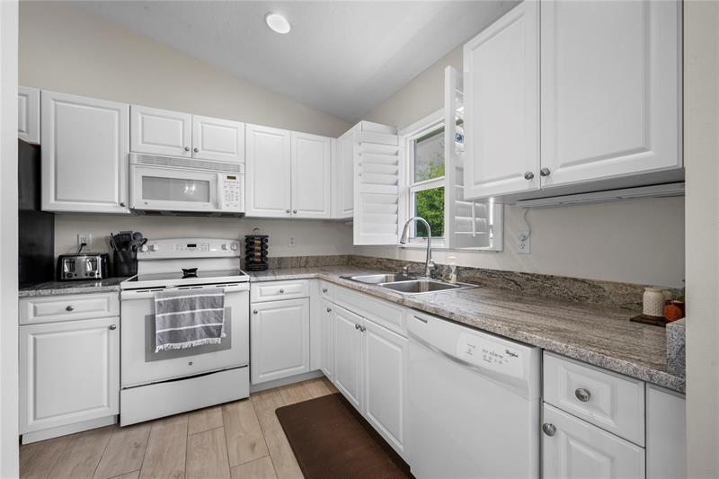 Image 11 of 35 For 8904 Fishermans Wharf Dr