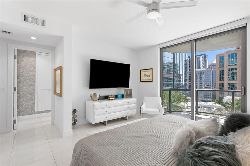 Image 19 of 54 For 100 Las Olas Blvd  1901
