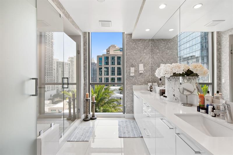 Image 21 of 54 For 100 Las Olas Blvd  1901