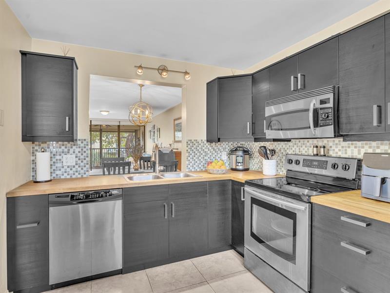 Image 3 of 27 For 8592 Sunrise Blvd  202