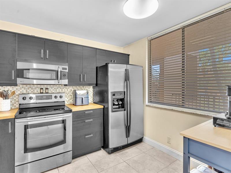 Image 4 of 27 For 8592 Sunrise Blvd  202