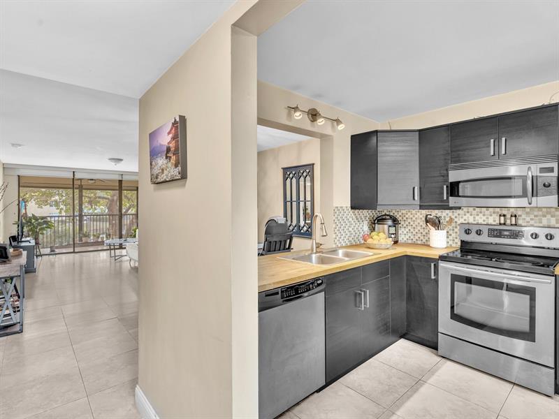 Image 6 of 27 For 8592 Sunrise Blvd  202