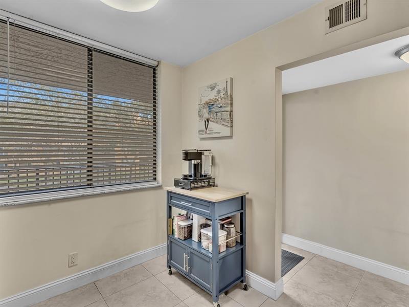 Image 7 of 27 For 8592 Sunrise Blvd  202