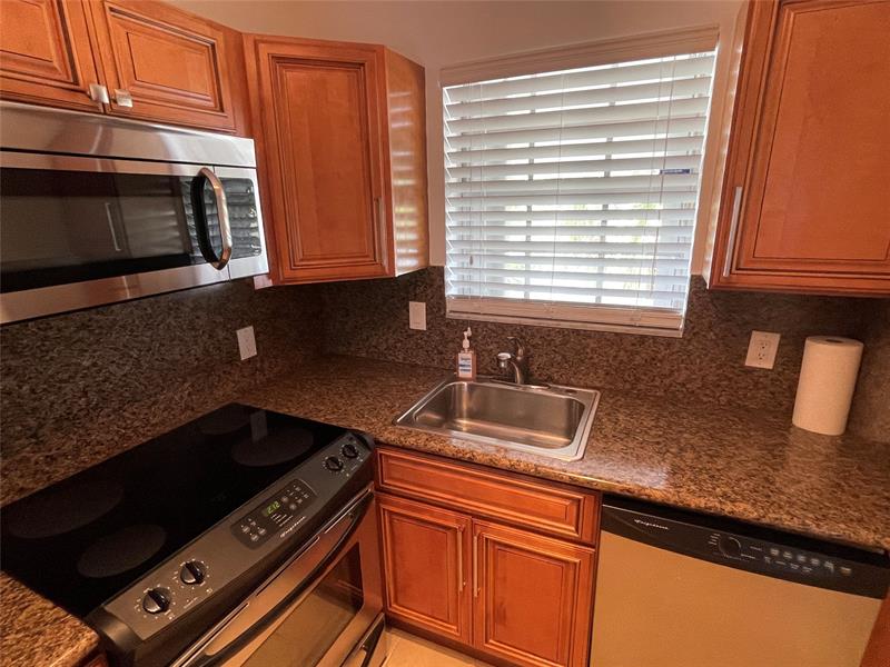 Image 3 of 17 For 2050 39th St  N312