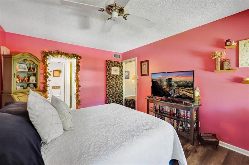 Image 17 of 50 For 860 6th Ave  409