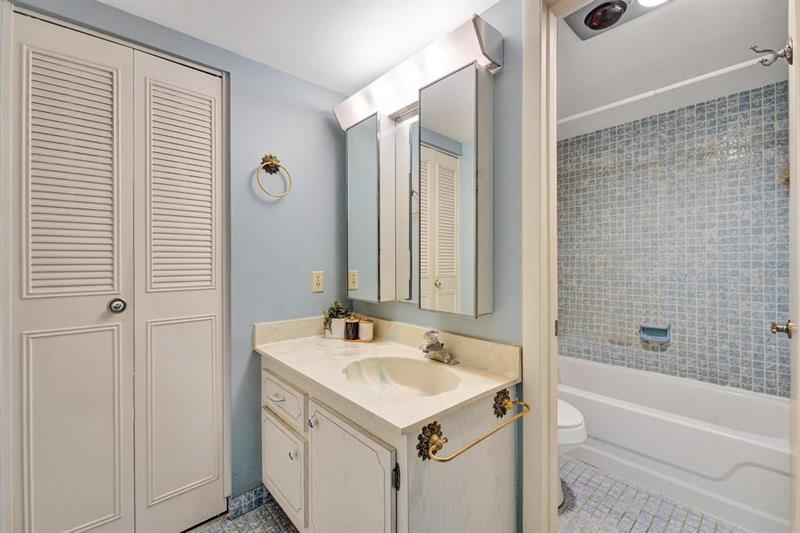 Image 33 of 50 For 860 6th Ave  409