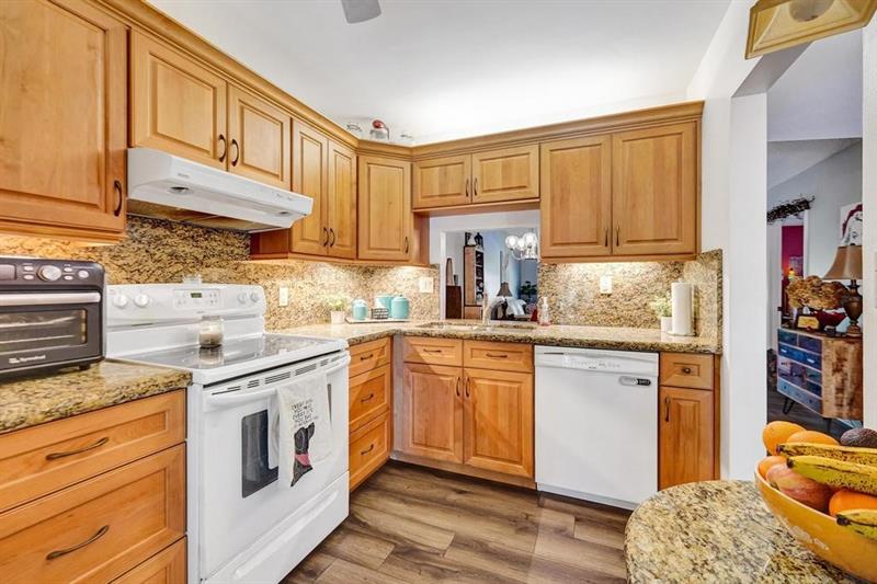 Image 37 of 50 For 860 6th Ave  409