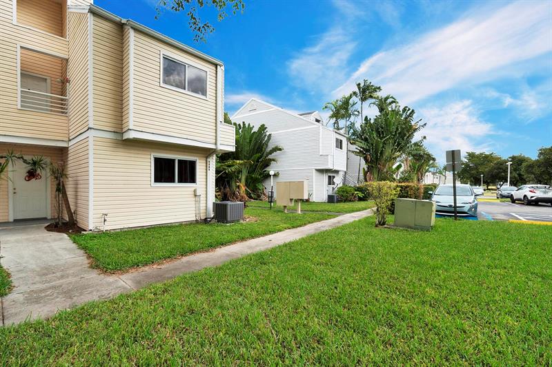 Image 33 of 44 For 3413 44th St  108