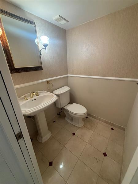 Image 27 of 55 For 1537 Hillsboro Blvd 745