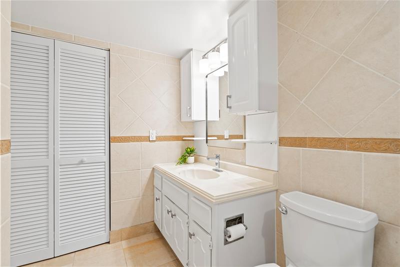 Image 15 of 37 For 5100 N Ocean Blvd  200