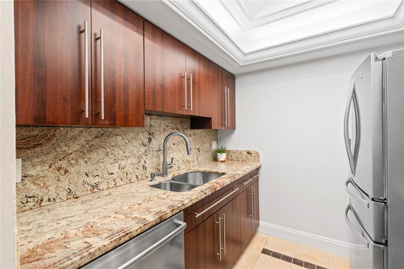 Image 8 of 37 For 5100 N Ocean Blvd  200