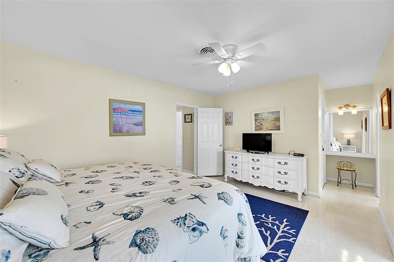 Image 21 of 47 For 5400 Ocean Blvd  20