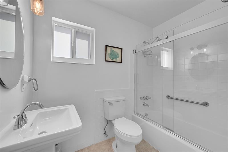 Image 30 of 47 For 5400 Ocean Blvd  20