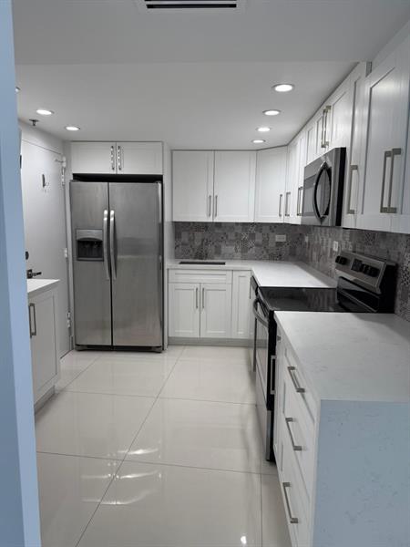 Image 9 of 18 For 6039 Collins Ave  1227