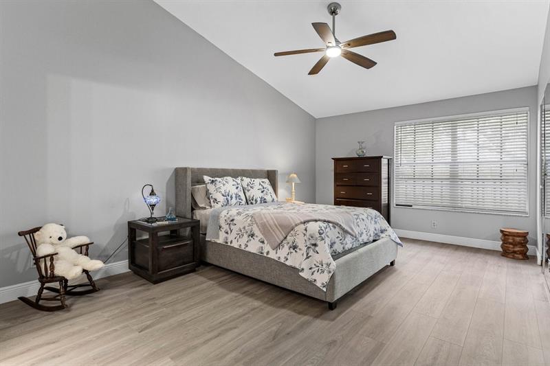 Image 14 of 23 For 10821 Cypress Glen Dr  10821