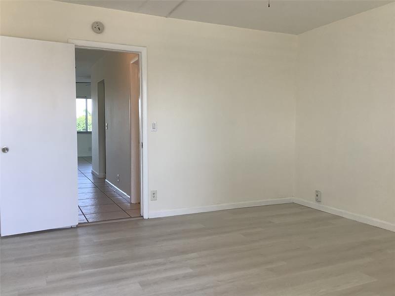 Image 11 of 19 For 455 Golden Isles Dr  307