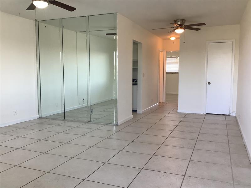 Image 4 of 19 For 455 Golden Isles Dr  307