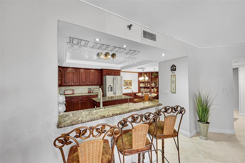 Image 19 of 48 For 2900 14th Street Cswy  304
