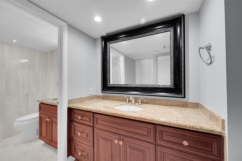 Image 30 of 48 For 2900 14th Street Cswy  304