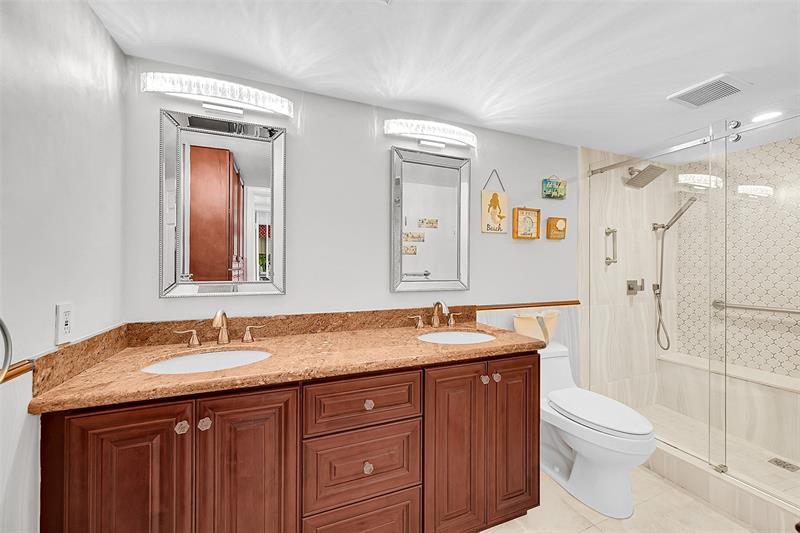 Image 37 of 48 For 2900 14th Street Cswy  304