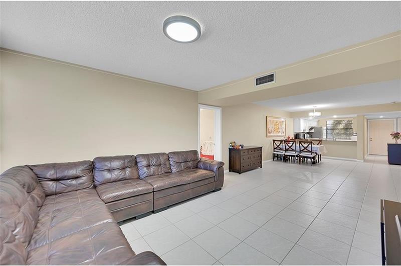 Image 12 of 26 For 6109 Balboa Cir  305