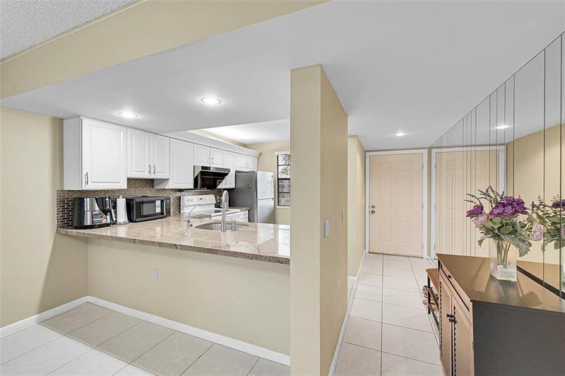 Image 4 of 26 For 6109 Balboa Cir  305