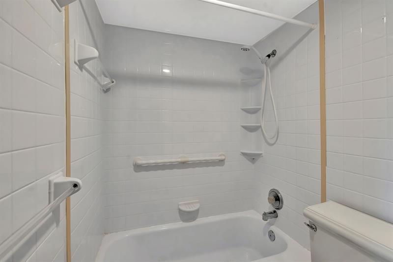 Image 31 of 33 For 5100 Dupont Blvd  8j