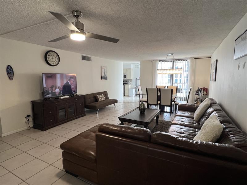 Image 8 of 15 For 1000 Ocean Blvd  15j