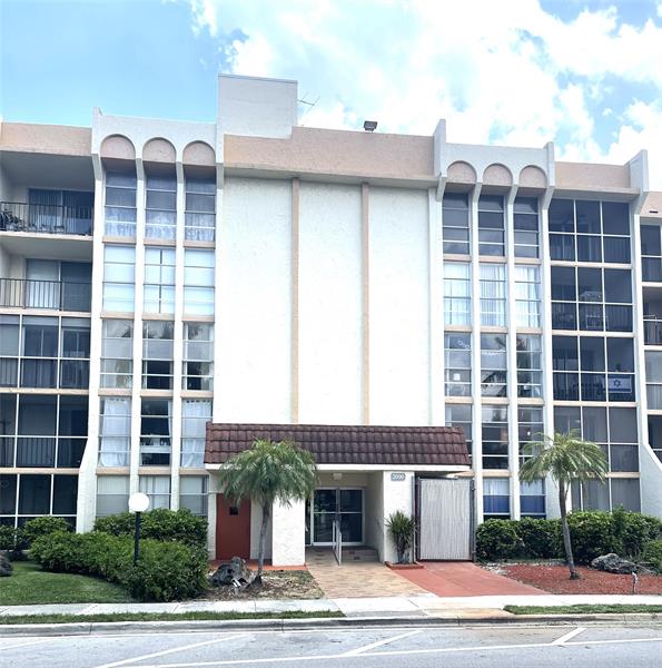 Image 20 of 27 For 2000 Atlantic Shores Blvd  306