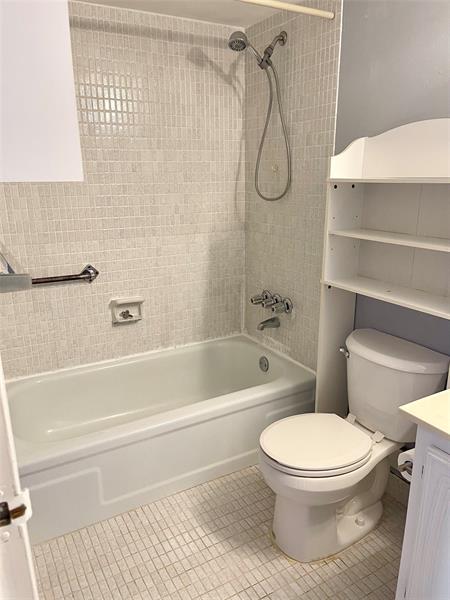 Image 23 of 27 For 2000 Atlantic Shores Blvd  306