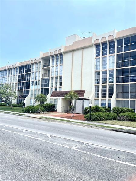 Image 3 of 27 For 2000 Atlantic Shores Blvd  306