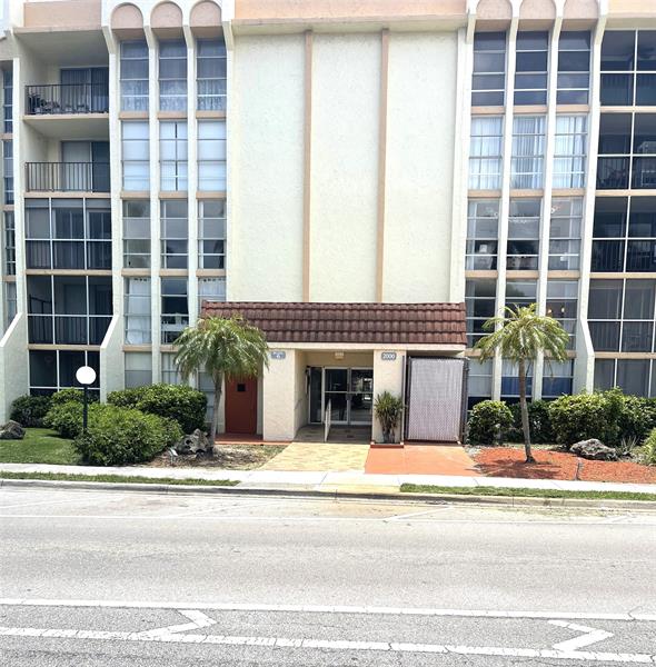 Image 4 of 27 For 2000 Atlantic Shores Blvd  306