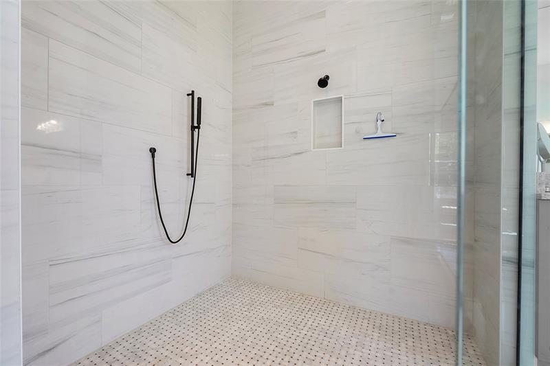 Image 17 of 67 For 15938 Pendio Dr