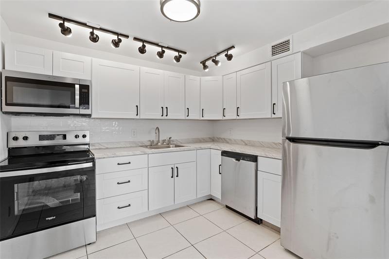 Image 2 of 24 For 302 Wellington C  302