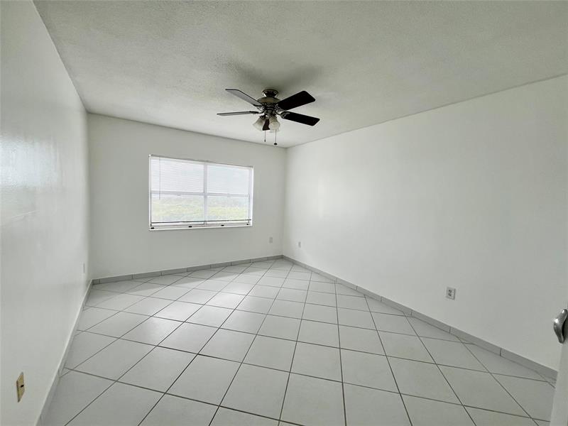 Image 11 of 34 For 400 Kings Point Dr  1608