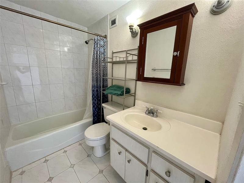 Image 12 of 34 For 400 Kings Point Dr  1608