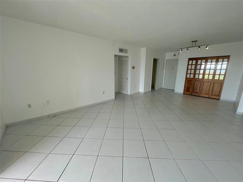 Image 4 of 34 For 400 Kings Point Dr  1608