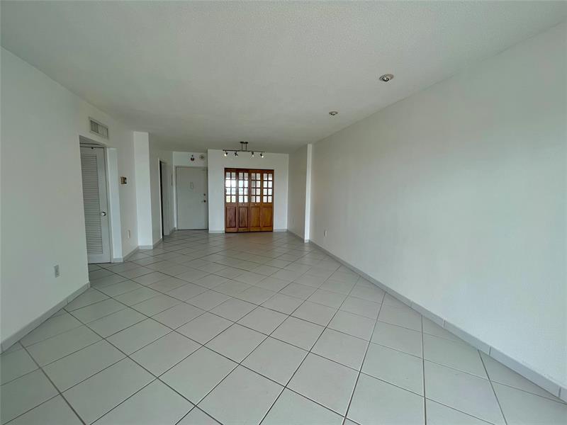 Image 8 of 34 For 400 Kings Point Dr  1608