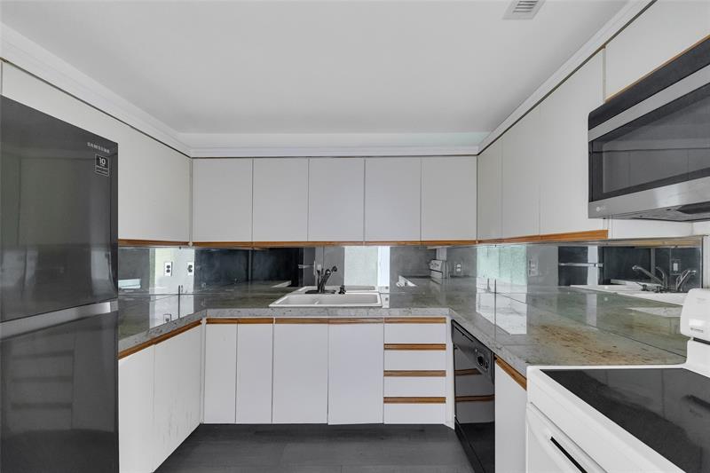 Image 11 of 54 For 6371 Bay Club Dr  4