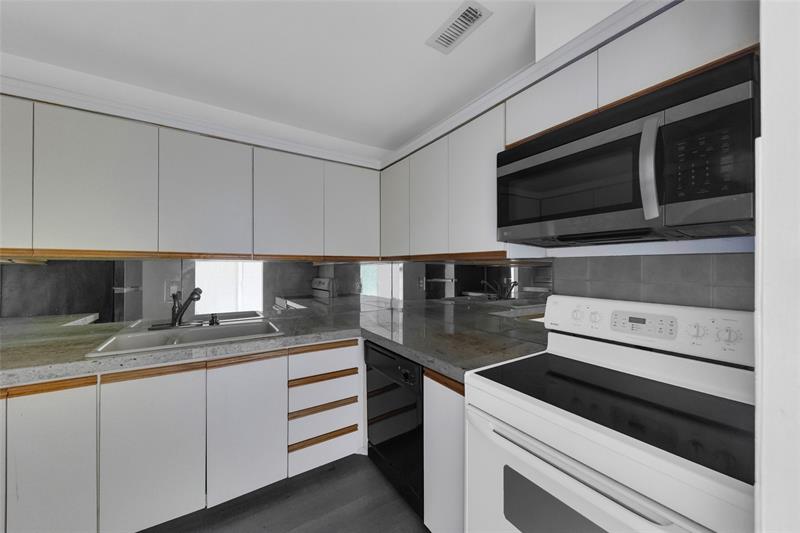 Image 12 of 54 For 6371 Bay Club Dr  4