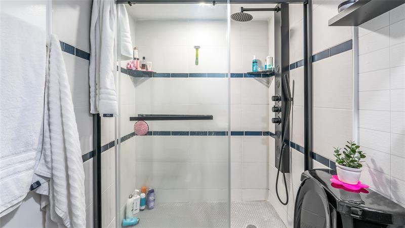 Image 15 of 32 For 1833 Ocean Dr  1608