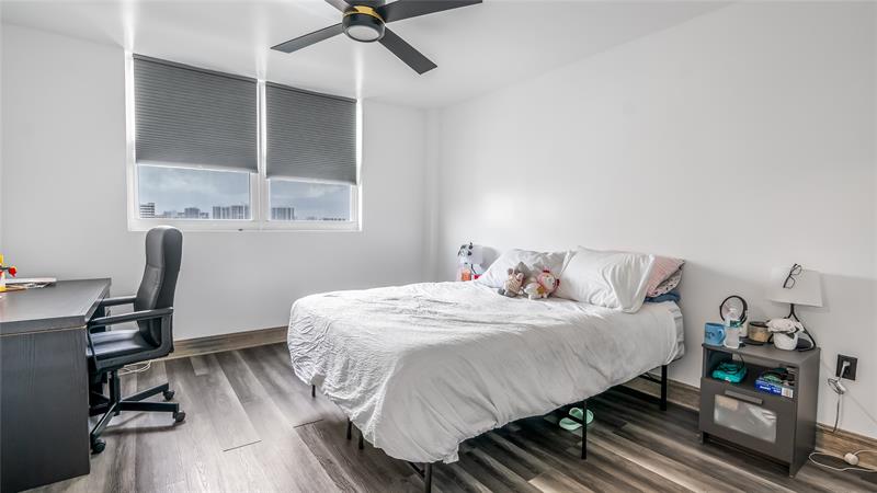 Image 16 of 32 For 1833 Ocean Dr  1608