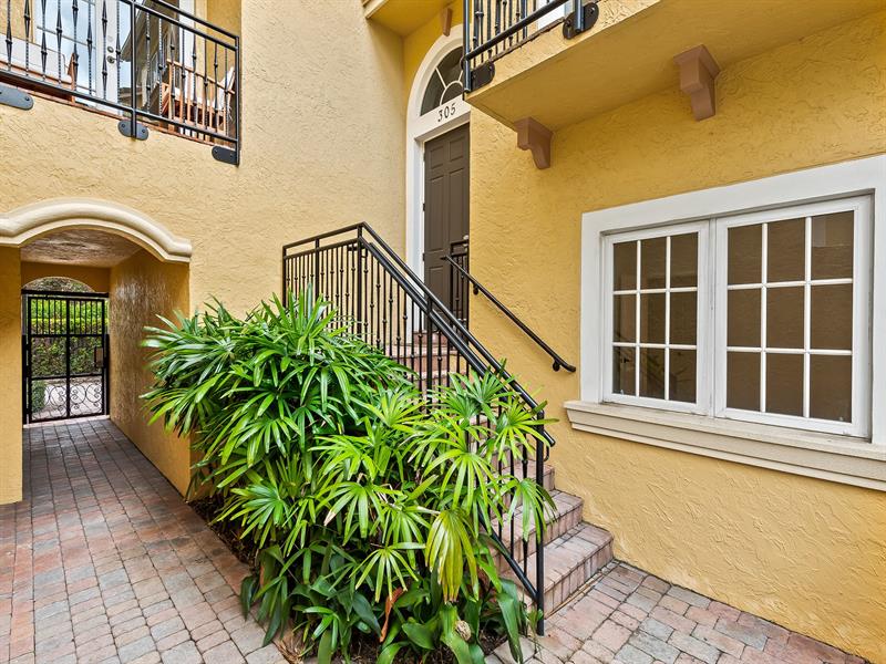 Image 24 of 39 For 506 7th St  305