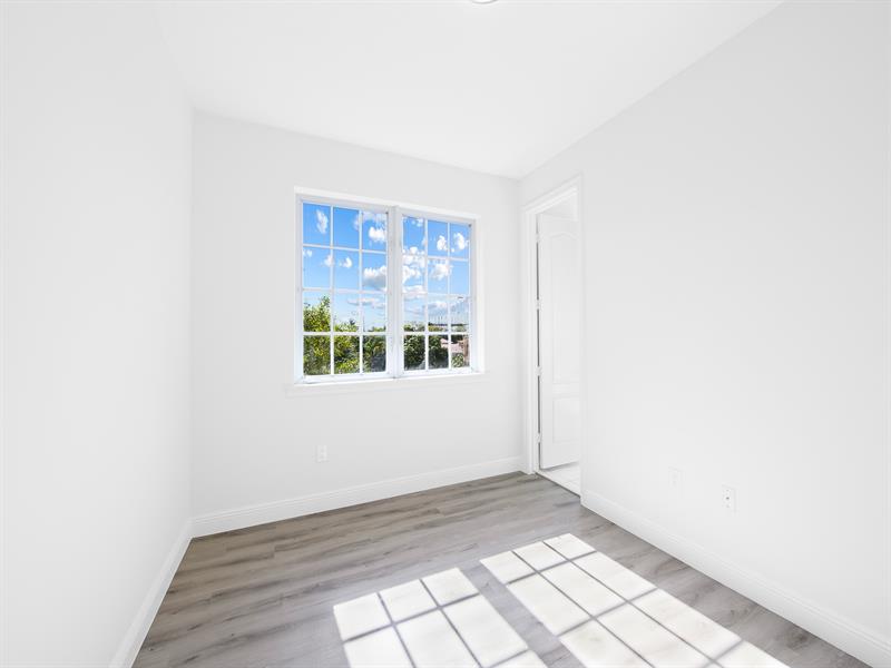 Image 25 of 39 For 506 7th St  305