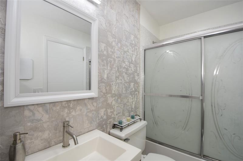 Image 23 of 40 For 623 Burgundy M  623