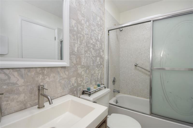 Image 24 of 40 For 623 Burgundy M  623