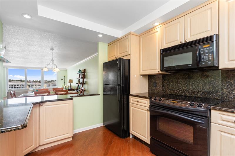Image 11 of 72 For 511 Bayshore Dr  410