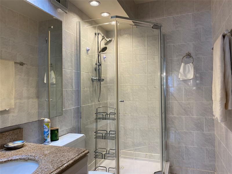 Image 11 of 36 For 400 Kings Point Dr  1423