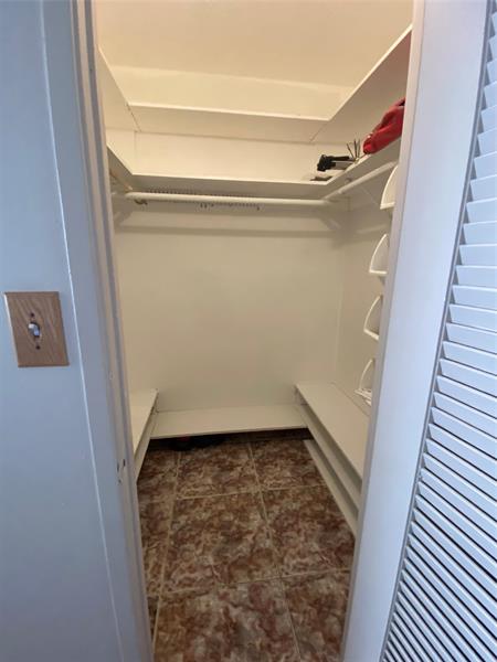 Image 21 of 36 For 400 Kings Point Dr  1423